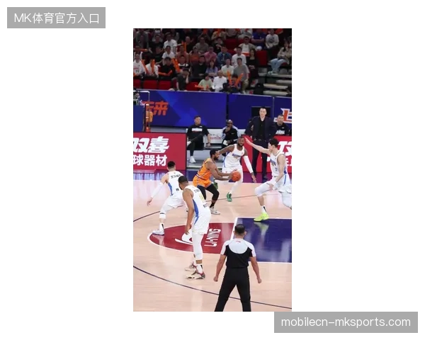 周琦赛季场均拼下3.2个前场篮板冠绝联盟,成为北京队内线防守体系的绝对屏障 周琦赛季场均拼下3.2个前场篮板冠绝联盟,成为北京队内线防守体系的绝对屏障